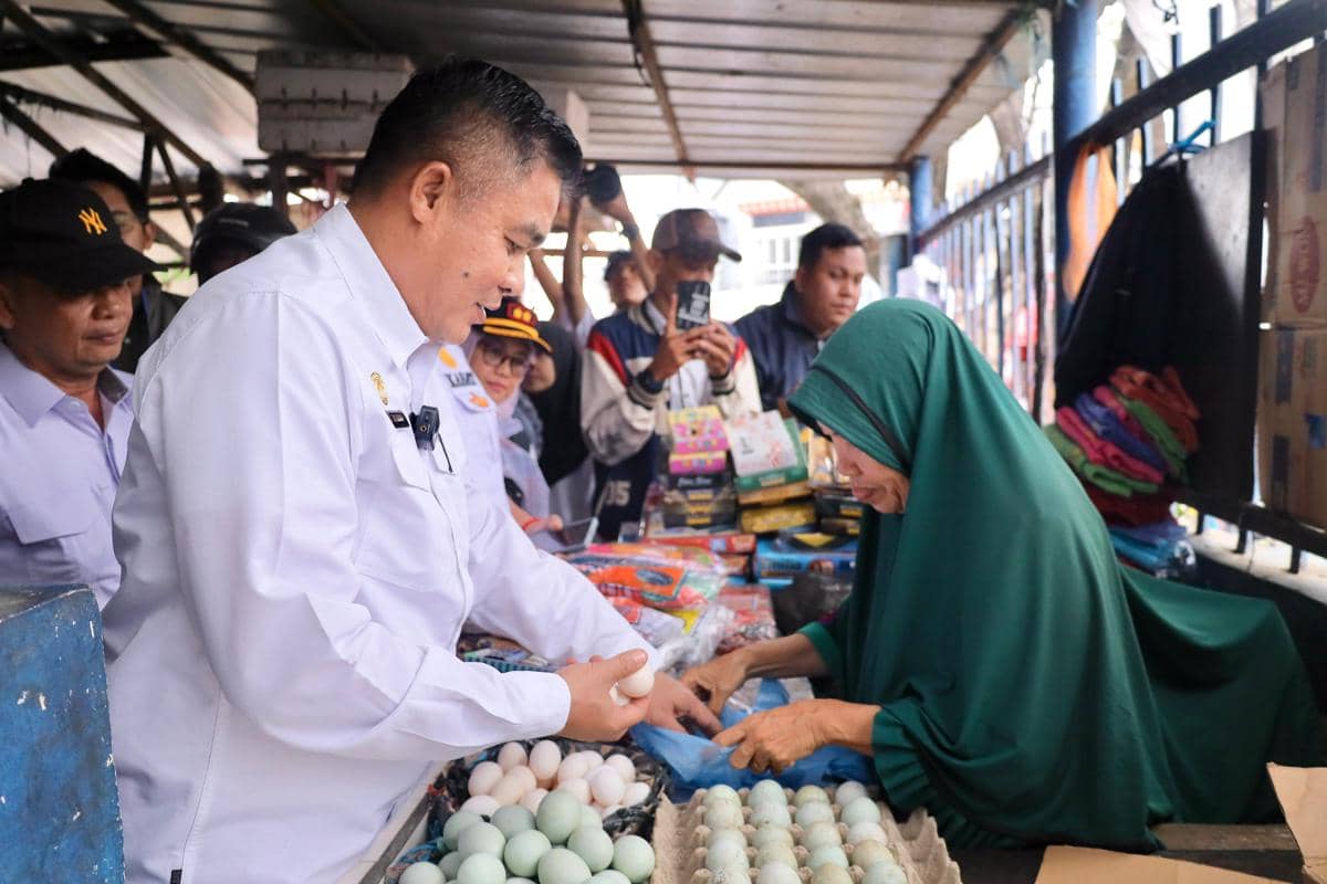 Sekda Palembang Aprizal Hasyim sidak di pasar tradisional