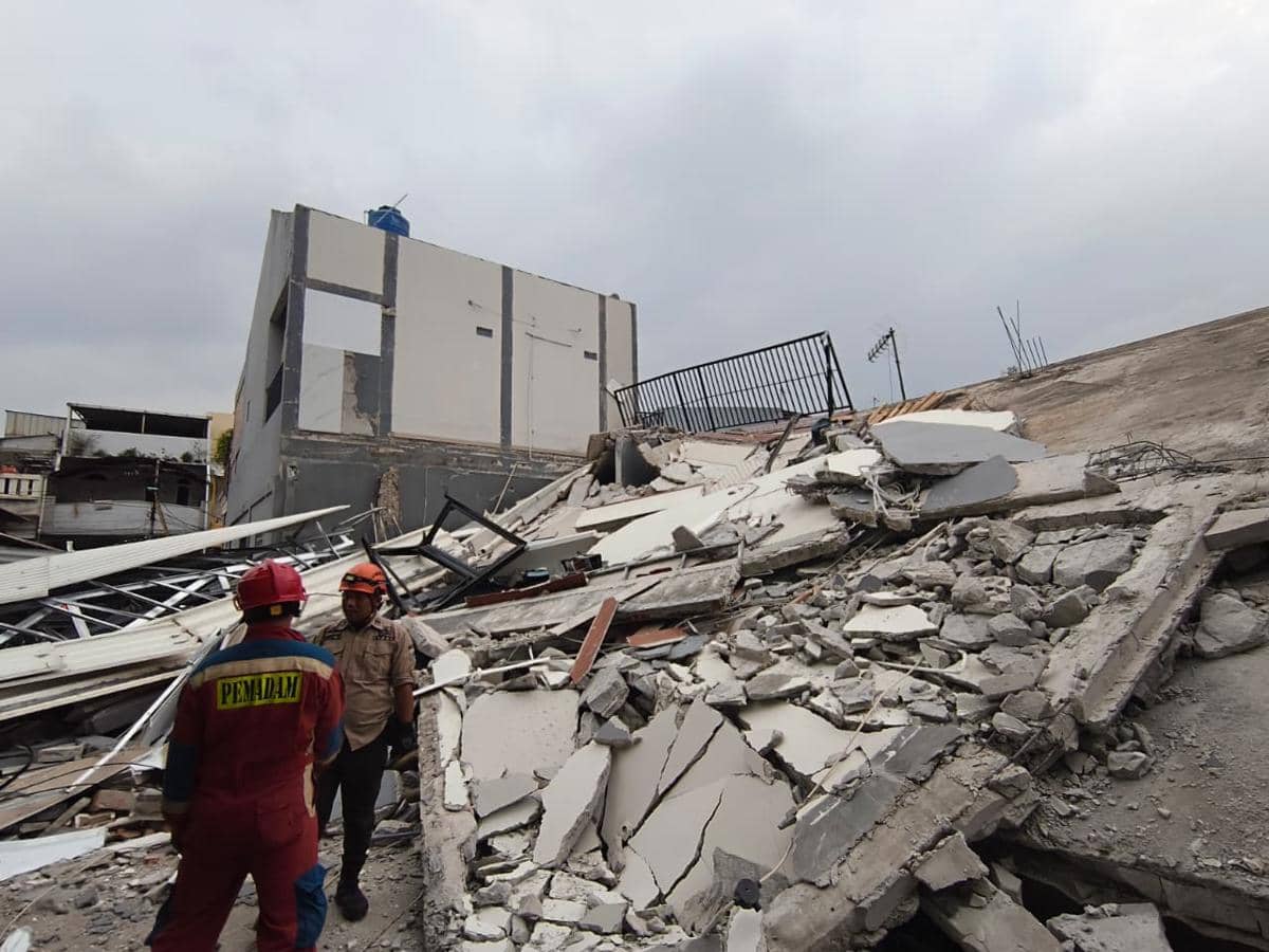 Bangunan parkir roboh di Koja, Jakarta Utara, Kamis (25/12/2025). (Dok. BPBD DKI Jakarta)