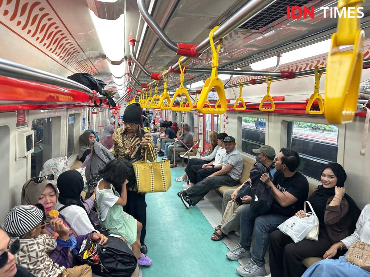KRL Commuter Line Solo-Jogja berhenti di Stasiun Solo Balapan. (IDN Times/Larasati Rey)