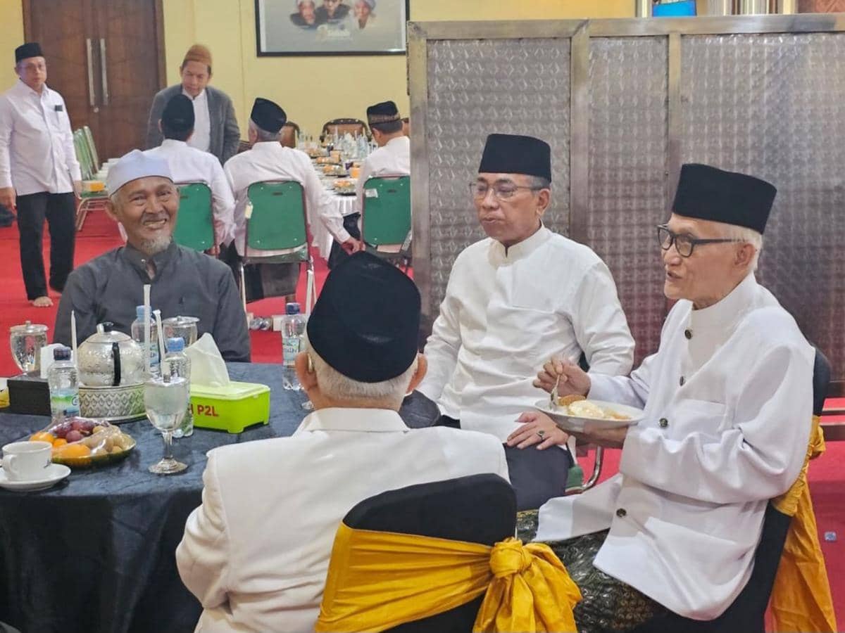 Momen Rais Aam PBNU, KH Miftachul Akhyar dan Ketua Umum PBNU KH Yahya Cholil Staquf (Gus Yahya) di Lirboyo. (Dok. Istimewa).