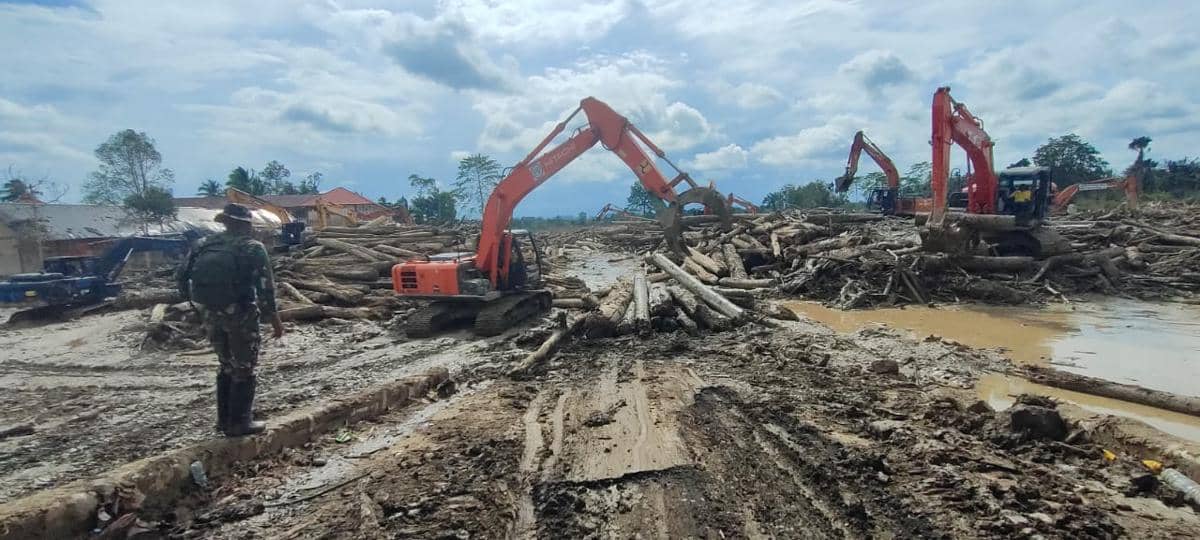 Satgas Kodam IM Bersihkan Tumpukan Kayu di Pesantren Darul Mukhlisin Aceh