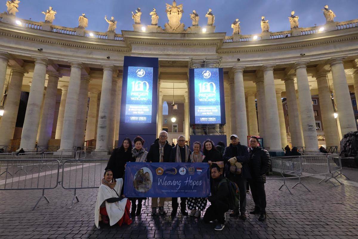 Weaving Hope, sebuah instalasi nativitas yang lahir dari kisah ibu penenun di Mollo, Nusa Tenggara Timur, dipamerkan di Vatikan. 