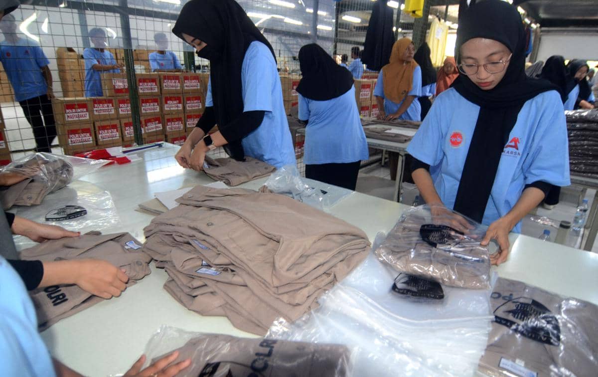 Sejumlah pekerja menjahit pakaian dinas kepolisian saat pembukaan pabrik garmen PT Akarsa Garment Indonesia di Pemalang, Jawa Tengah. (ANTARA FOTO/Oky Lukmansyah)