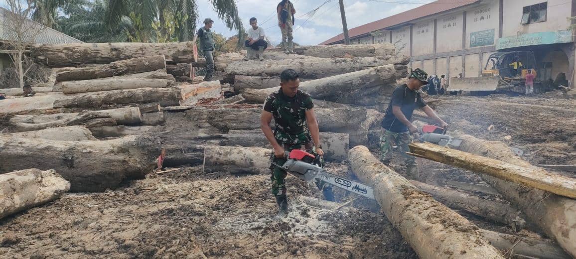 Satgas Kodam IM Bersihkan Tumpukan Kayu di Pesantren Darul Mukhlisin Aceh