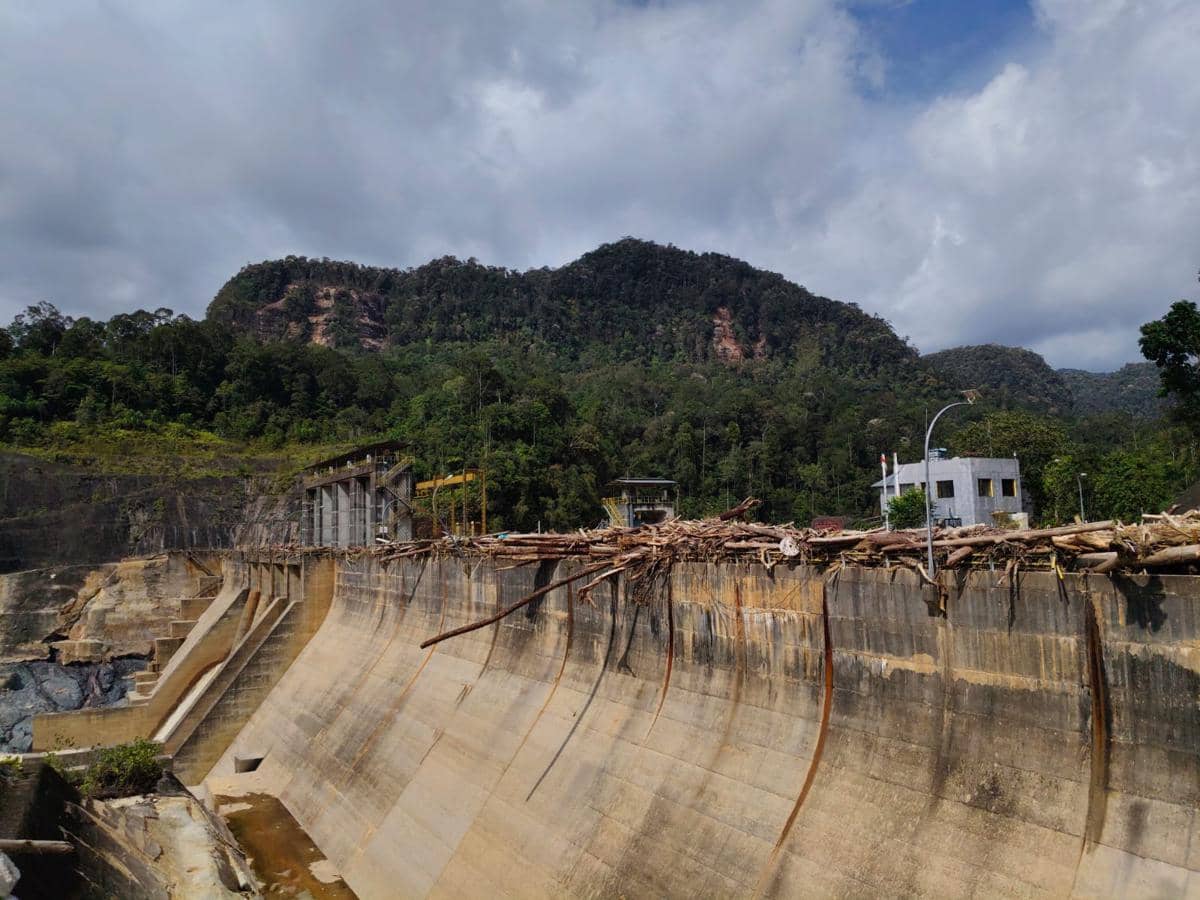 Bendungan PLTA Sipansihaporas dipenuhi material lumpur dan gelondongan kayu, Rabu (25/12/2025). (IDN Times/IDN Times)