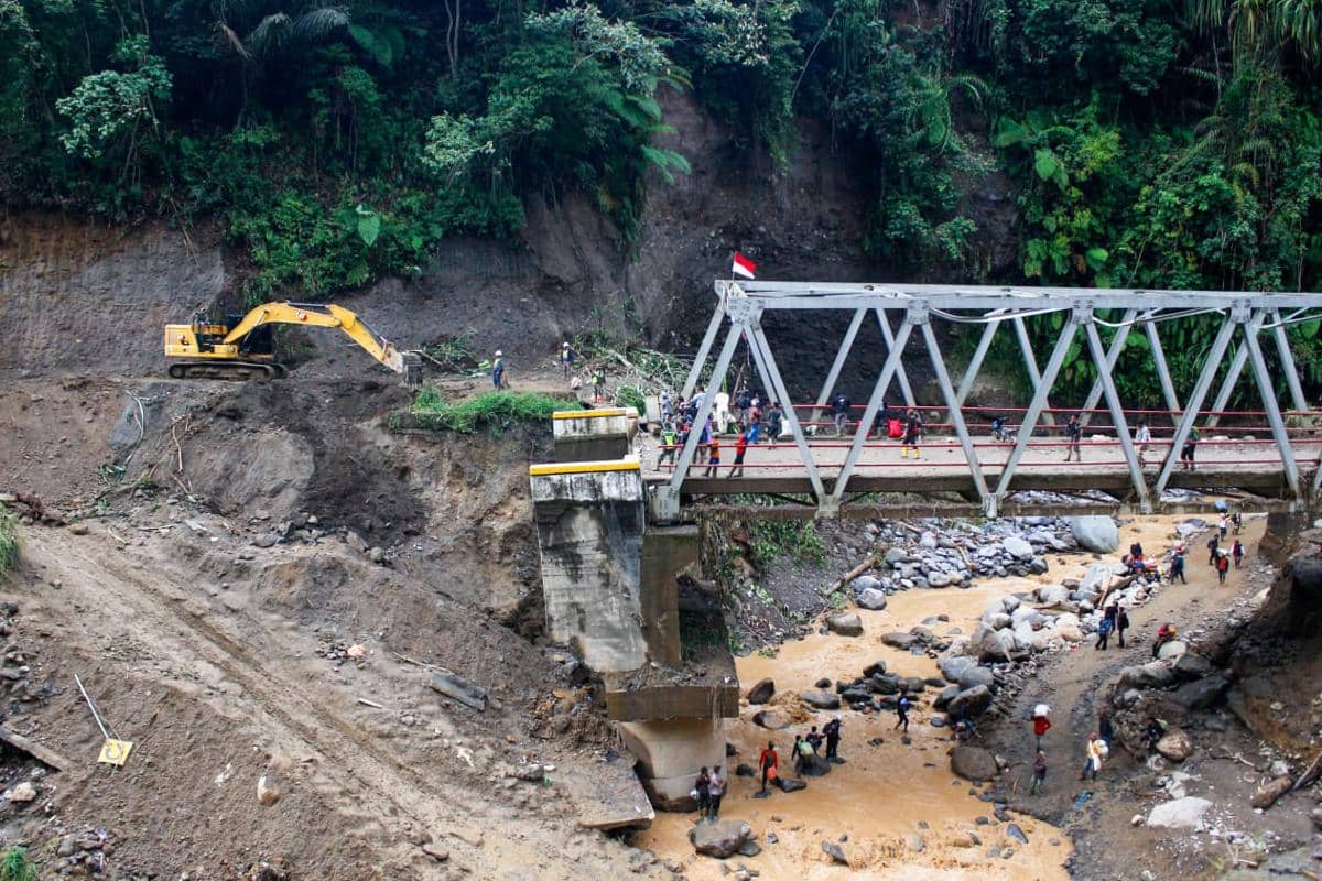 Potret Korban Banjir Aceh Berjalan Kaki Menyusuri Sisi-sisi Tenge Besi (IDN Times/M Saifullah)