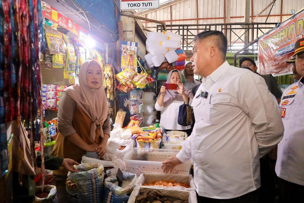 Pedagang di pasar tradisional Palembang