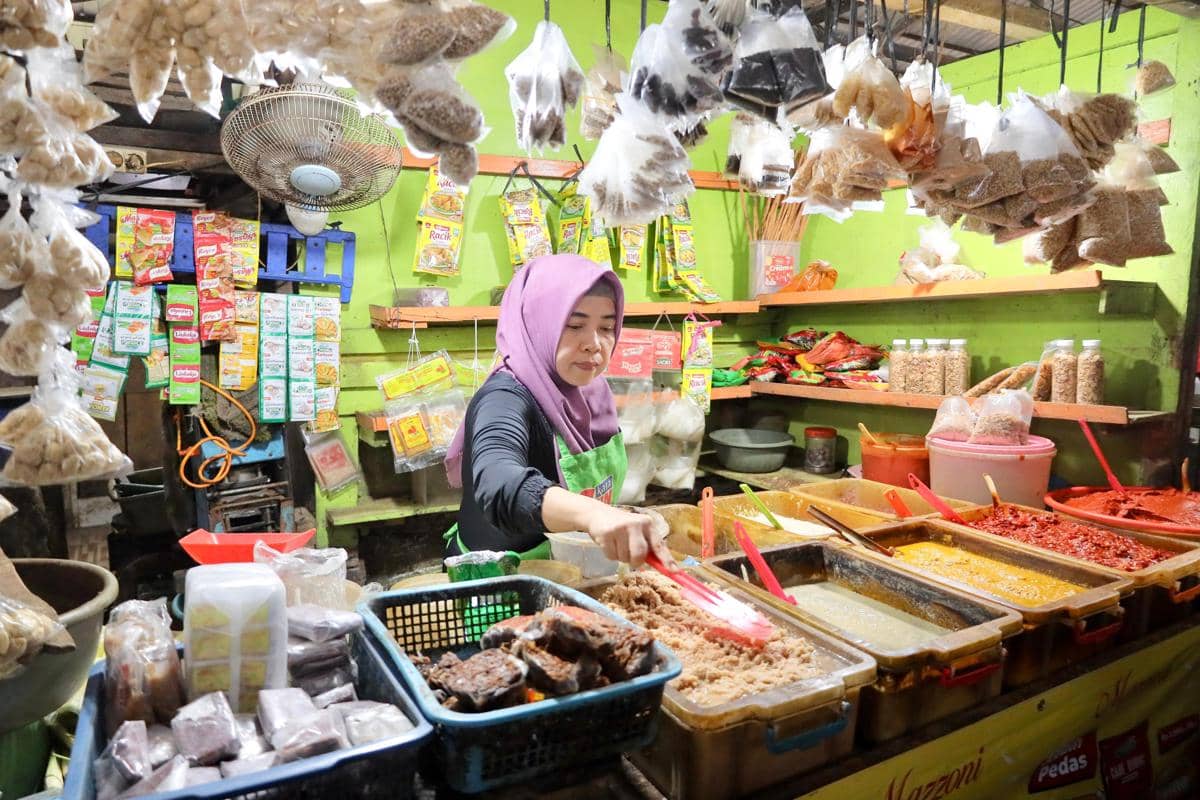 Pedagang di pasar tradisional Palembang
