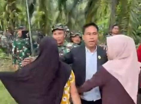 Tangkapan layar video saat puluhan warga protes pembangunan Batalyon TNI TP 872 di Luwu Utara. Dok. Istimewa