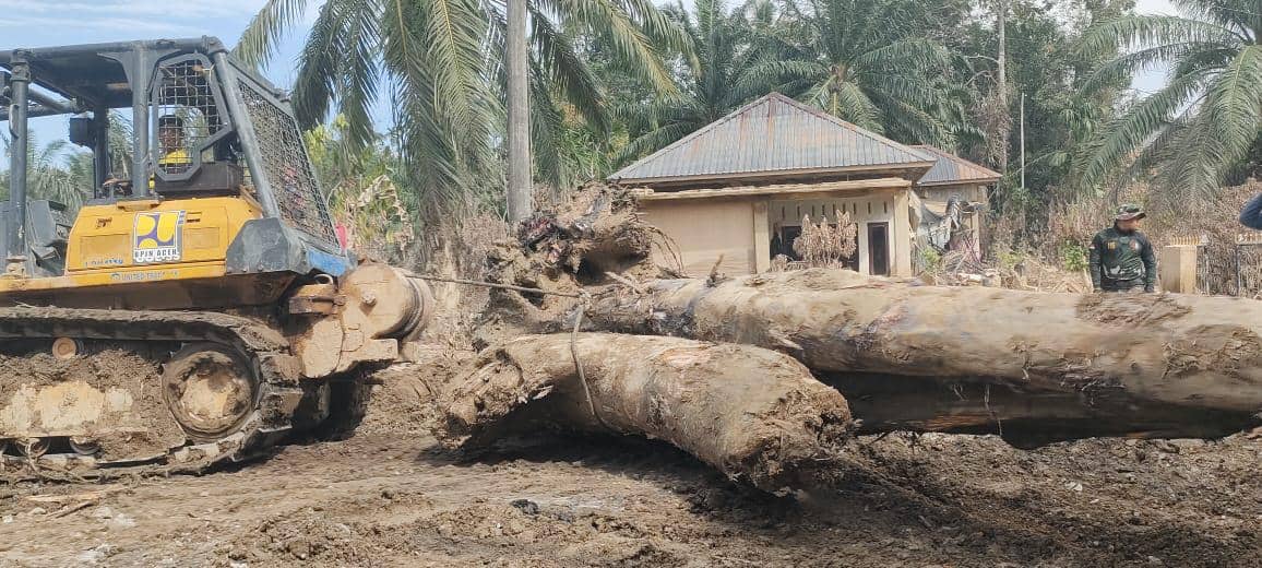 Satgas Kodam IM Bersihkan Tumpukan Kayu di Pesantren Darul Mukhlisin Aceh