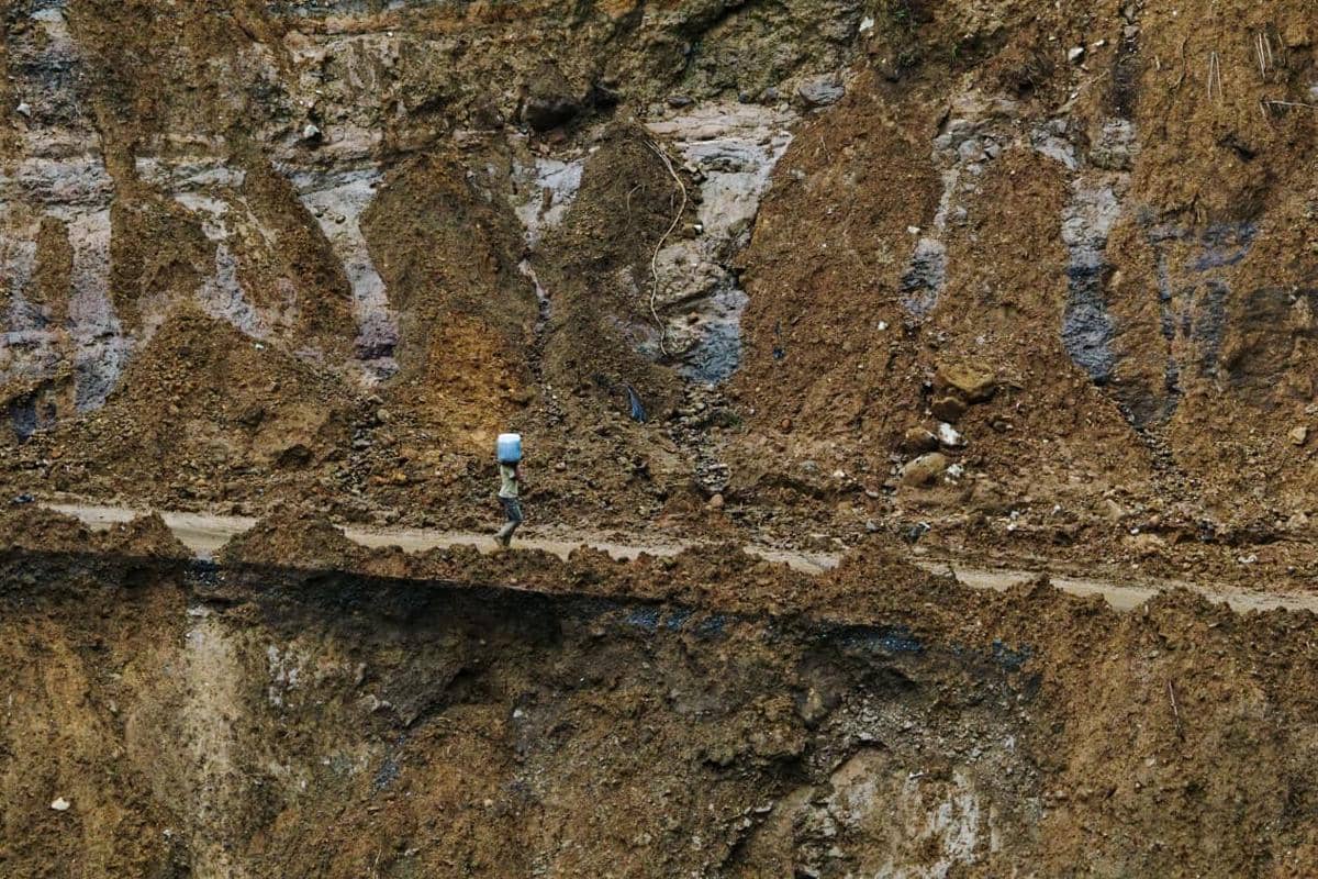 Potret Korban Banjir Aceh Berjalan Kaki Menyusuri Sisi-sisi Tenge Besi (IDN Times/M Saifullah)