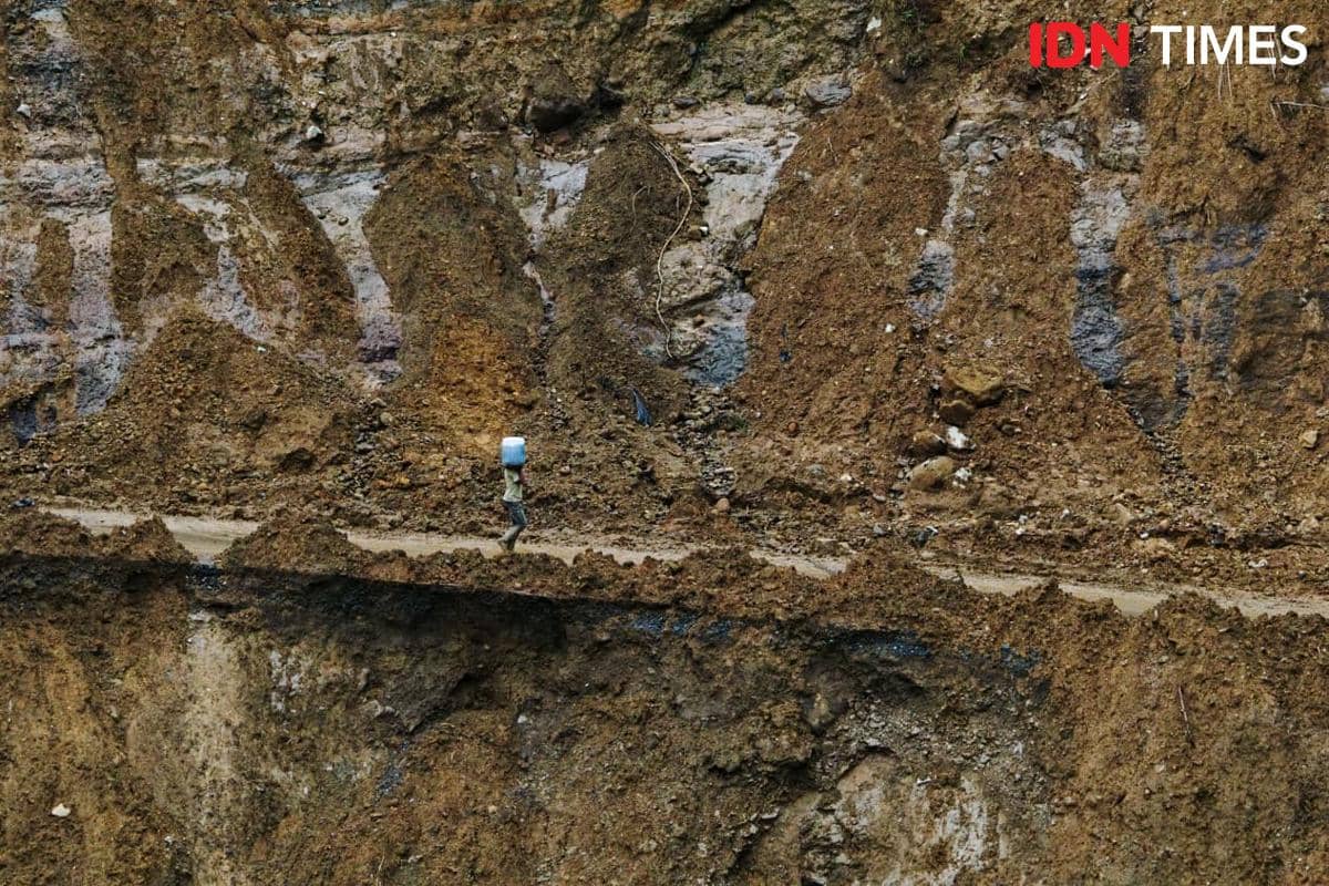 Potret Korban Banjir Aceh Berjalan Kaki Menyusuri Sisi-sisi Tenge Besi (IDN Times/M Saifullah)