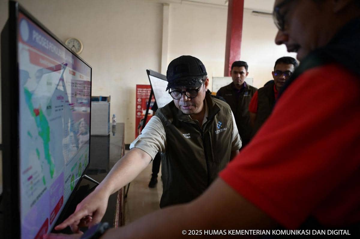 Wamenkomdigi Nezar Patria cek Wilayah bencana di Aceh dan Sumatra/dok Komdigi.jpeg