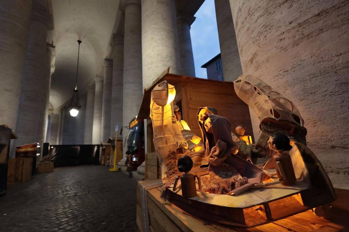 Weaving Hope, sebuah instalasi nativitas yang lahir dari kisah ibu penenun di Mollo, Nusa Tenggara Timur, dipamerkan di Vatikan. 