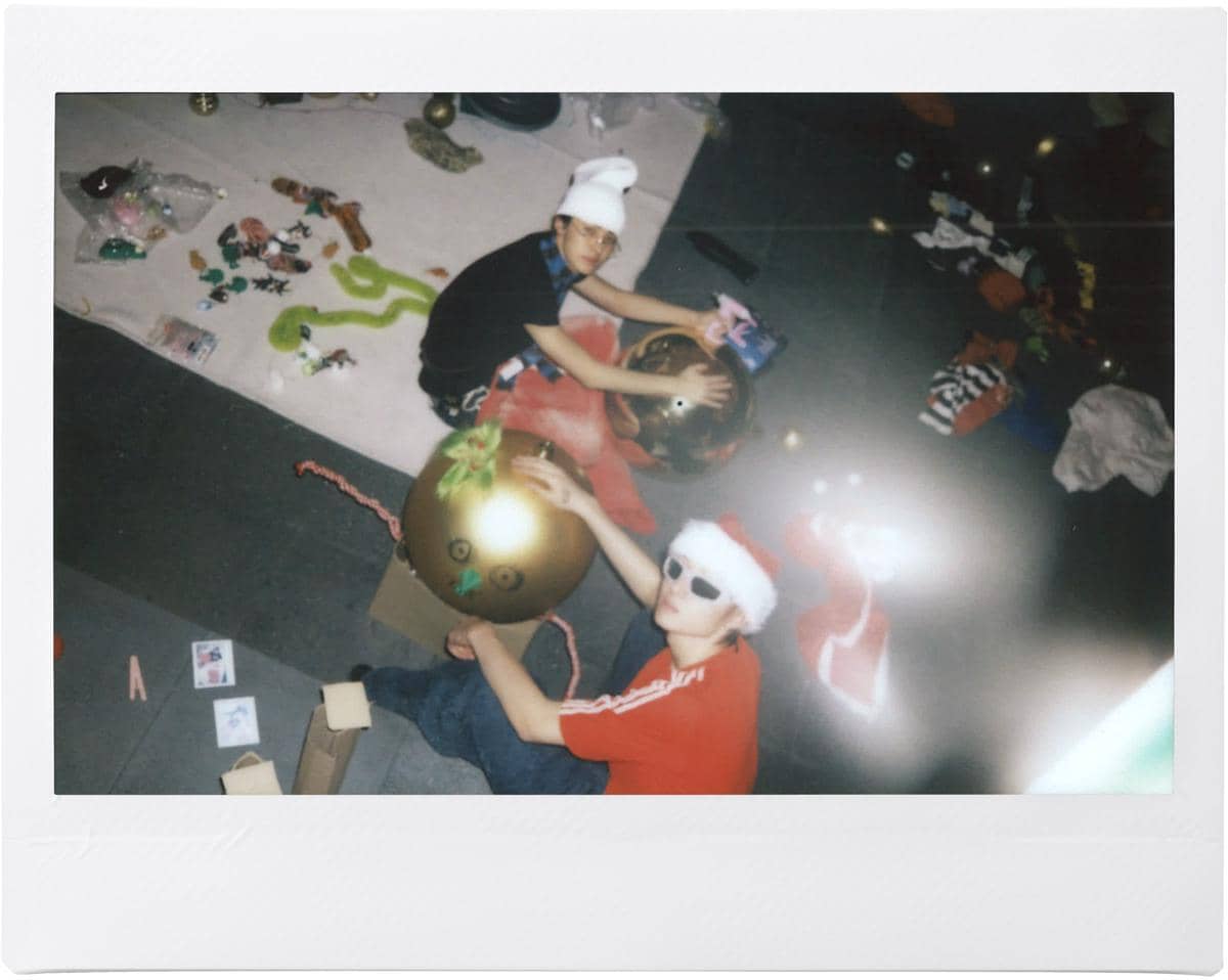 momen CORTIS hias pohon Natal