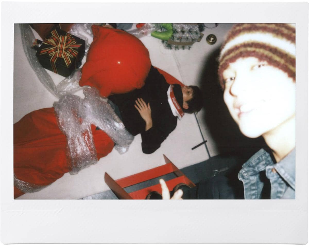 momen CORTIS hias pohon Natal