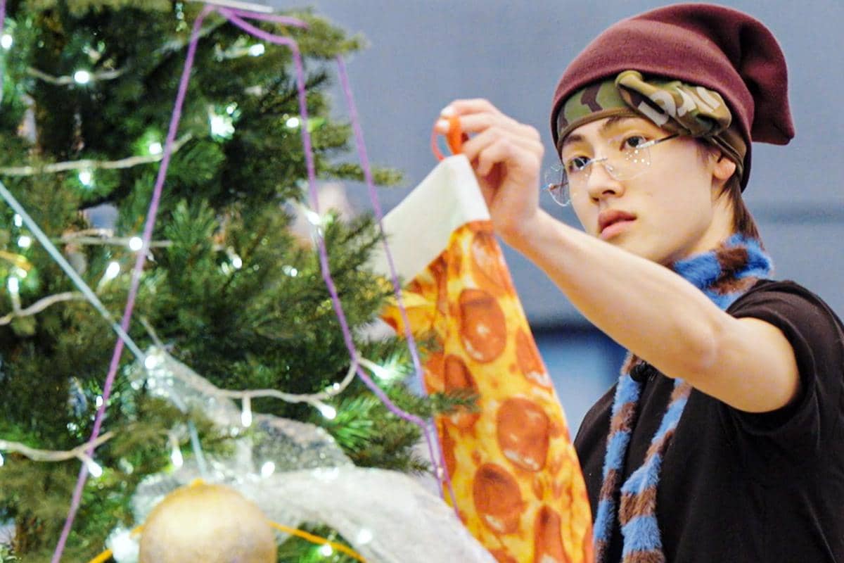 momen CORTIS hias pohon Natal