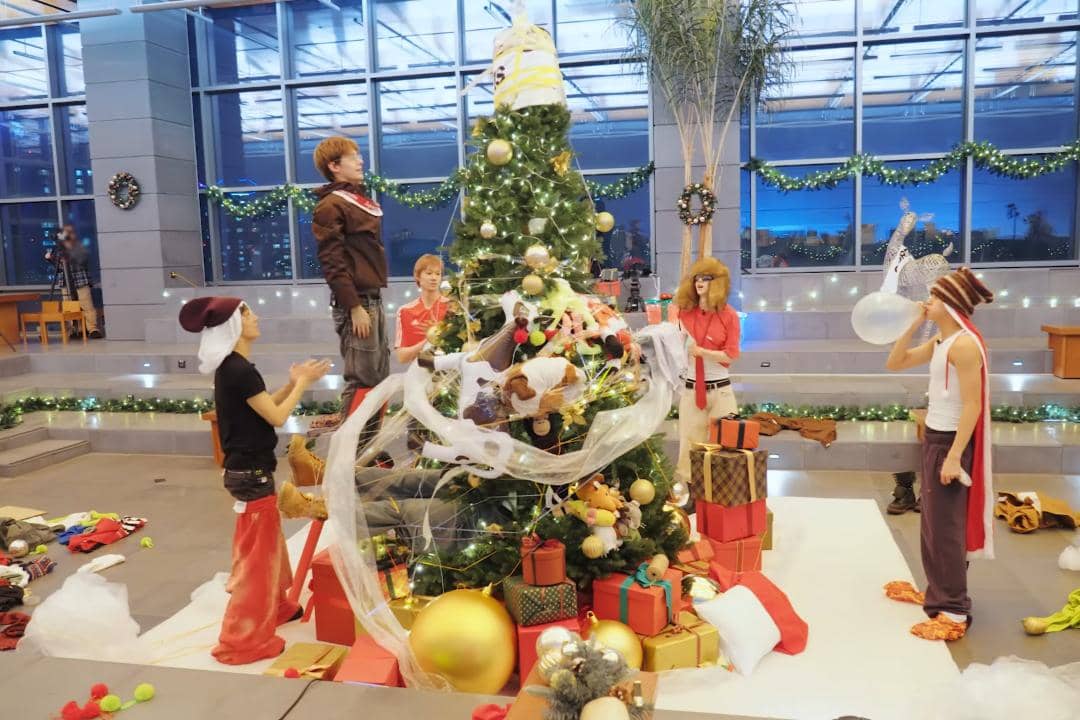 momen CORTIS hias pohon Natal