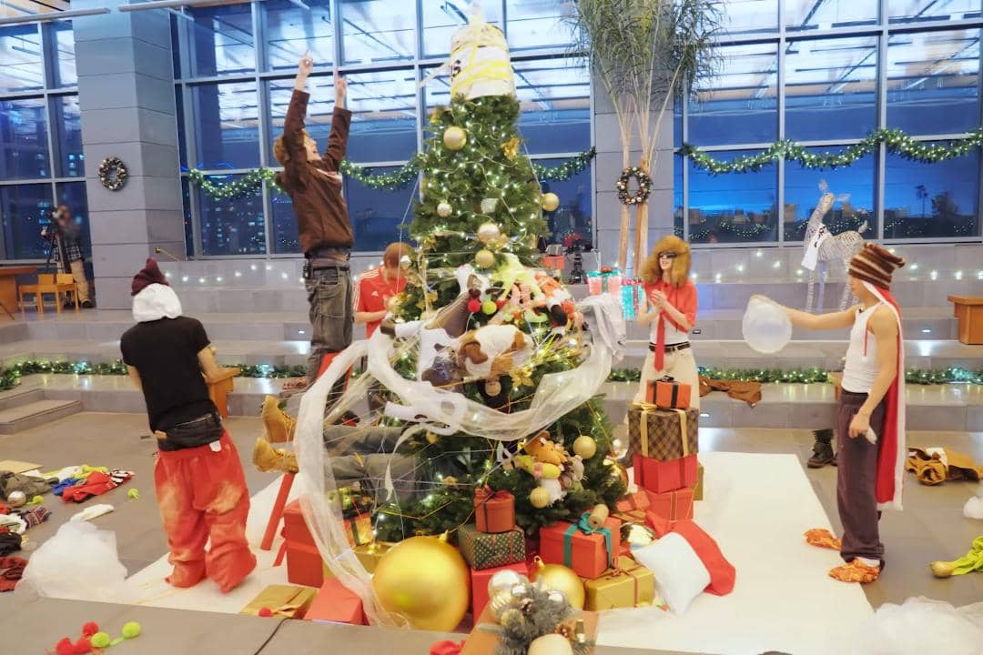 momen CORTIS hias pohon Natal