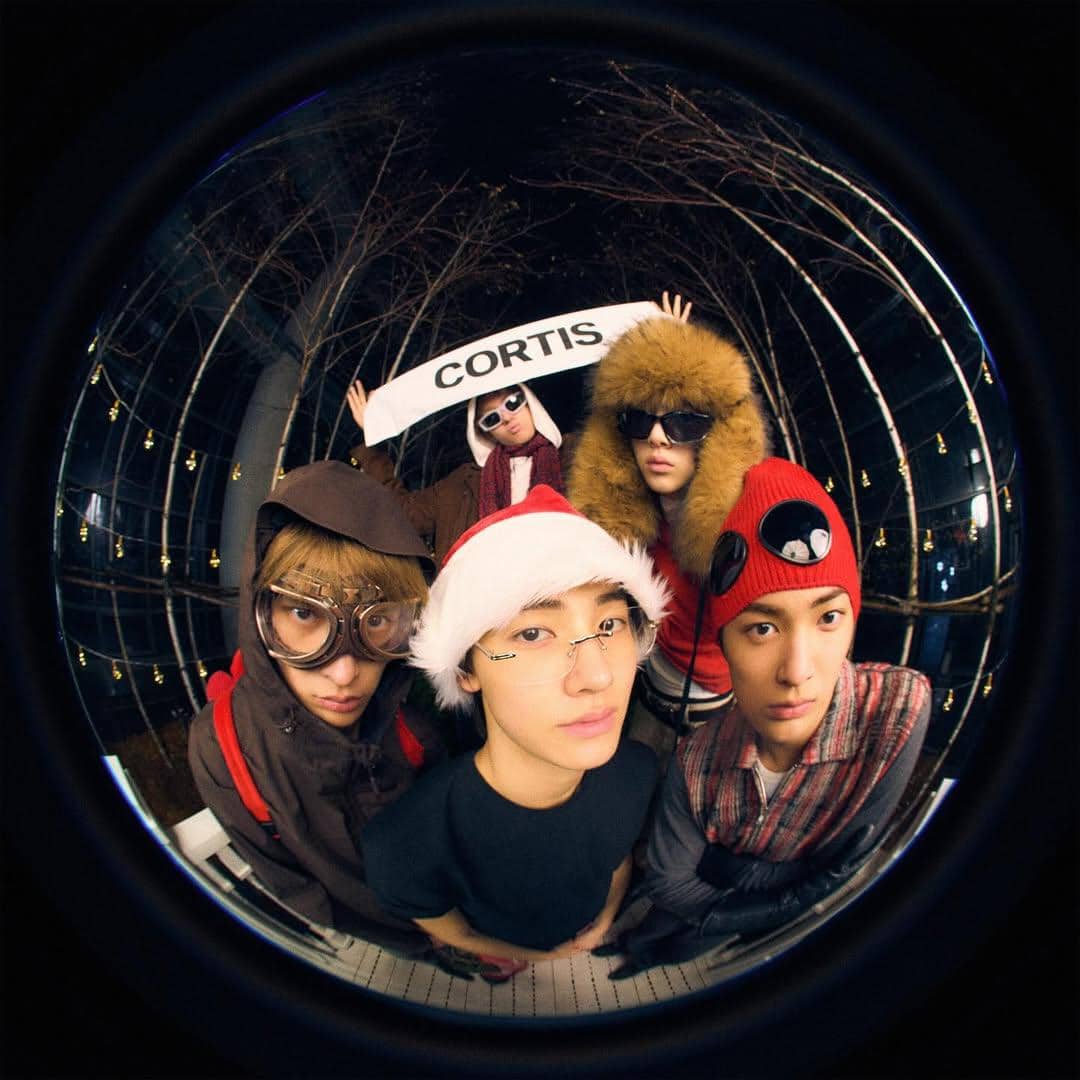 momen CORTIS hias pohon Natal