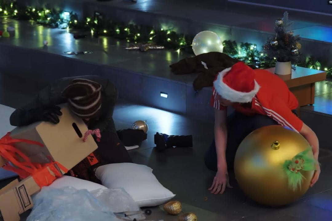 momen CORTIS hias pohon Natal