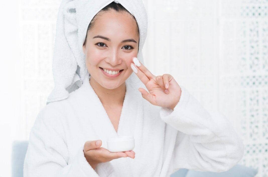 ilustrasi memakai skincare 