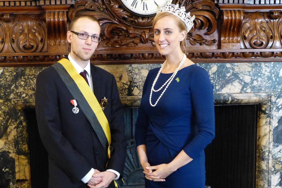 Niels Vermeersch bersama ratu Ladonia dari Kadipaten Agung Flanders dalam Konferensi Mikronasional Polination di London.