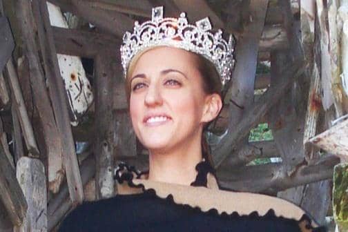 Ratu Carolyn dari Ladonia setelah penobatannya.