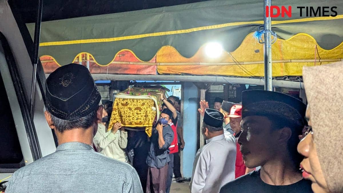 Jenazah Dina Martiana, Pekerja Migran Indonesia (PMI) asal Ponorogo tiba di rumah duka.