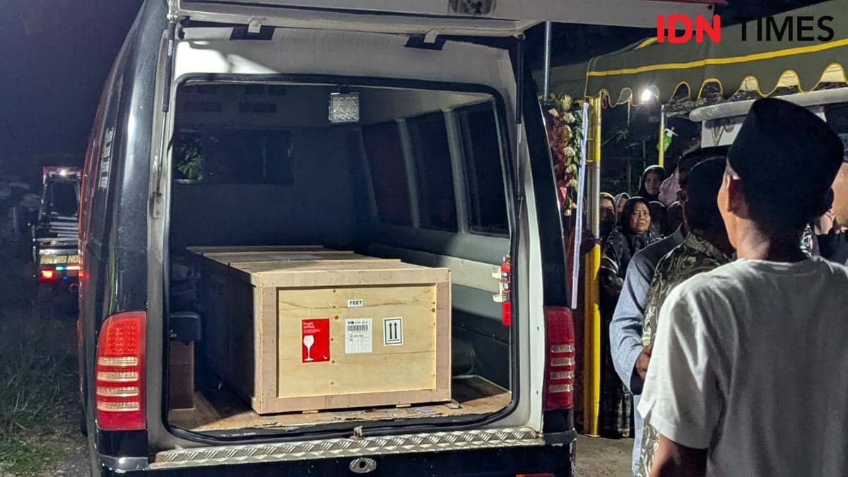 Jenazah Dina Martiana, Pekerja Migran Indonesia (PMI) asal Ponorogo tiba di rumah duka.