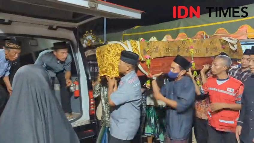 Jenazah Dina Martiana, Pekerja Migran Indonesia (PMI) asal Ponorogo tiba di rumah duka.