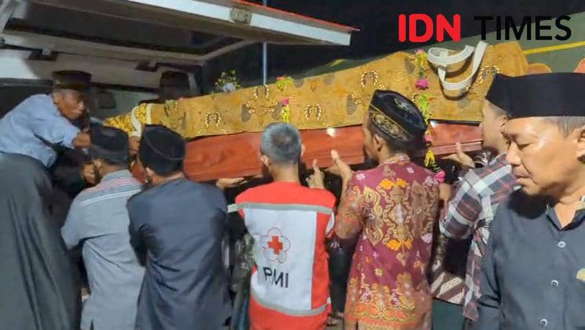 Jenazah Dina Martiana, Pekerja Migran Indonesia (PMI) asal Ponorogo tiba di rumah duka.