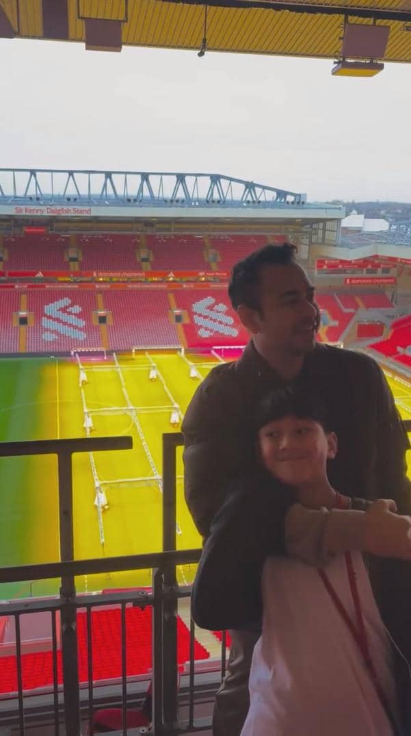 Raffi Ahmad dan Rafathar di Anfield (instagram.com/raffinagita1717)