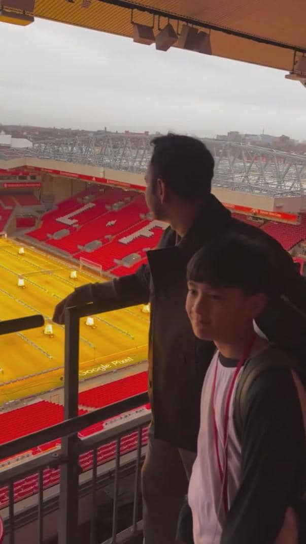 Raffi Ahmad dan Rafathar di Anfield (instagram.com/raffinagita1717)