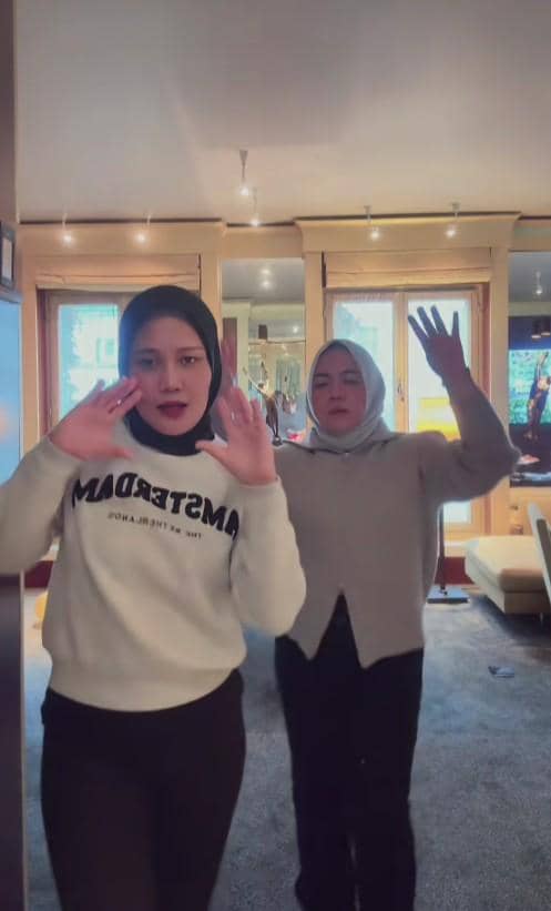 Sus Ayu, Sus Rini dan Mbak Lala Liburan di Eropa (instagram.com/ayuciamy_94)