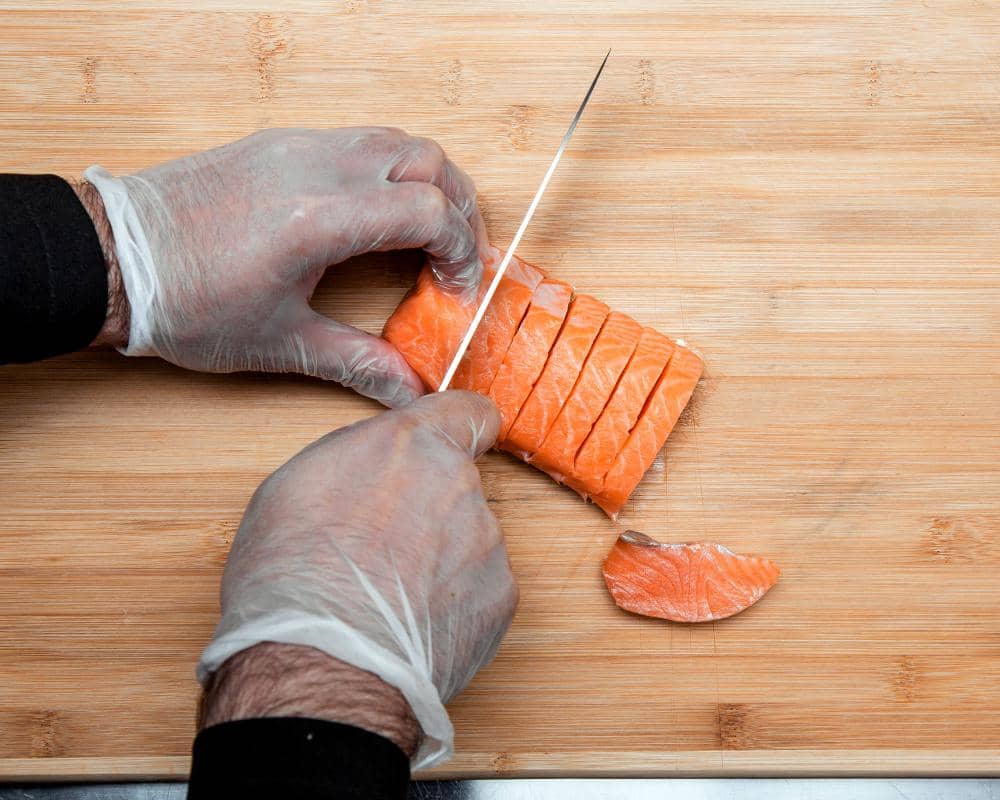 ilustrasi memotong salmon