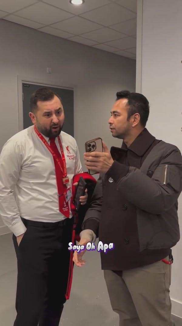 Raffi Ahmad dan Rafathar di Anfield (instagram.com/raffinagita1717)
