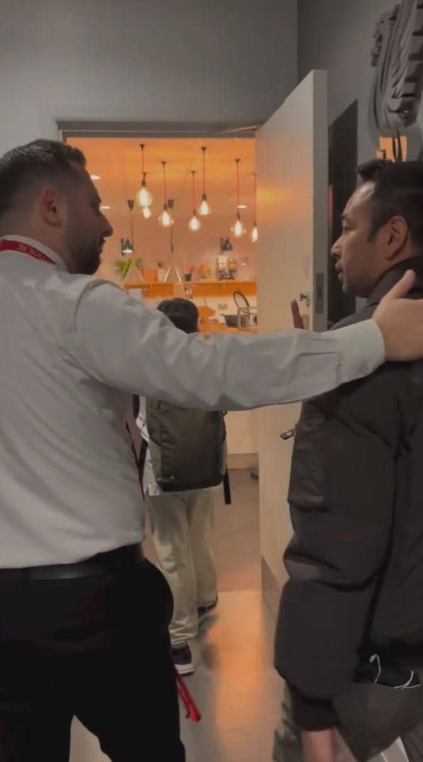 Raffi Ahmad dan Rafathar di Anfield (instagram.com/raffinagita1717)