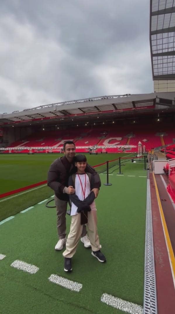 Raffi Ahmad dan Rafathar di Anfield (instagram.com/raffinagita1717)