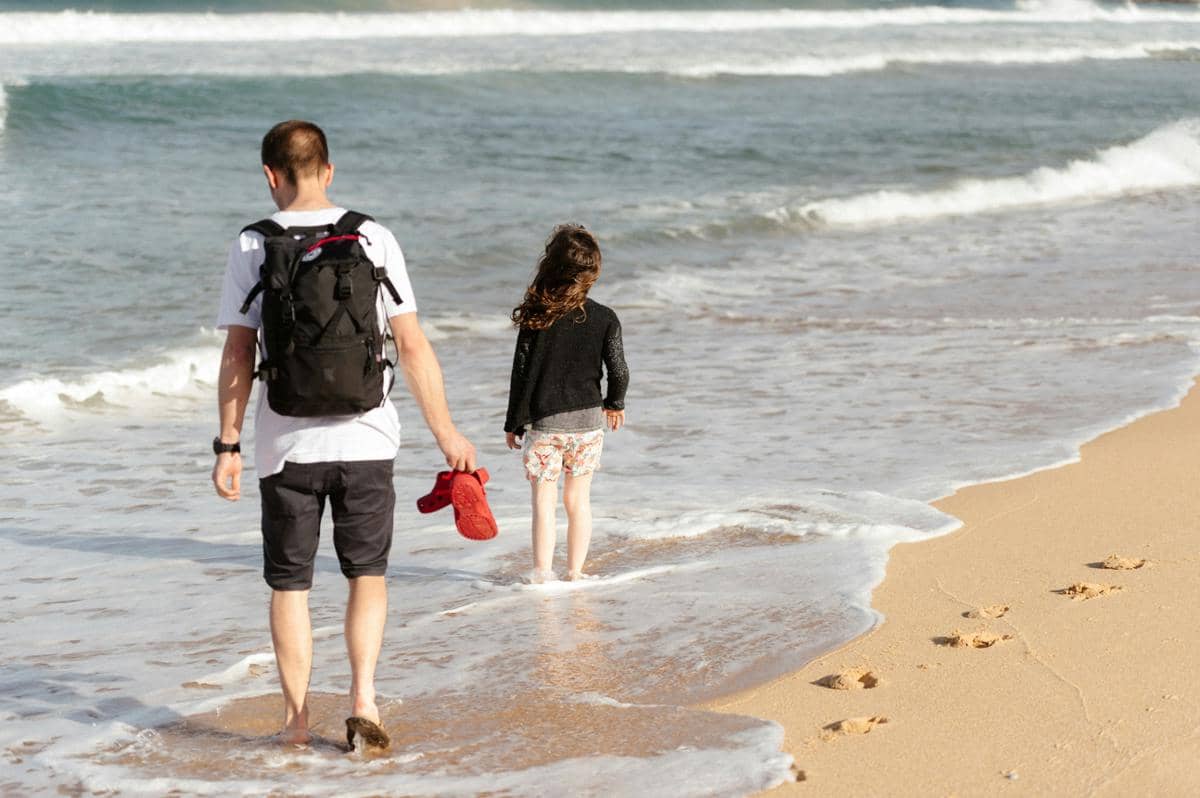ilustrasi wisata keluarga ke pantai (unsplash.com/Annie Spratt)