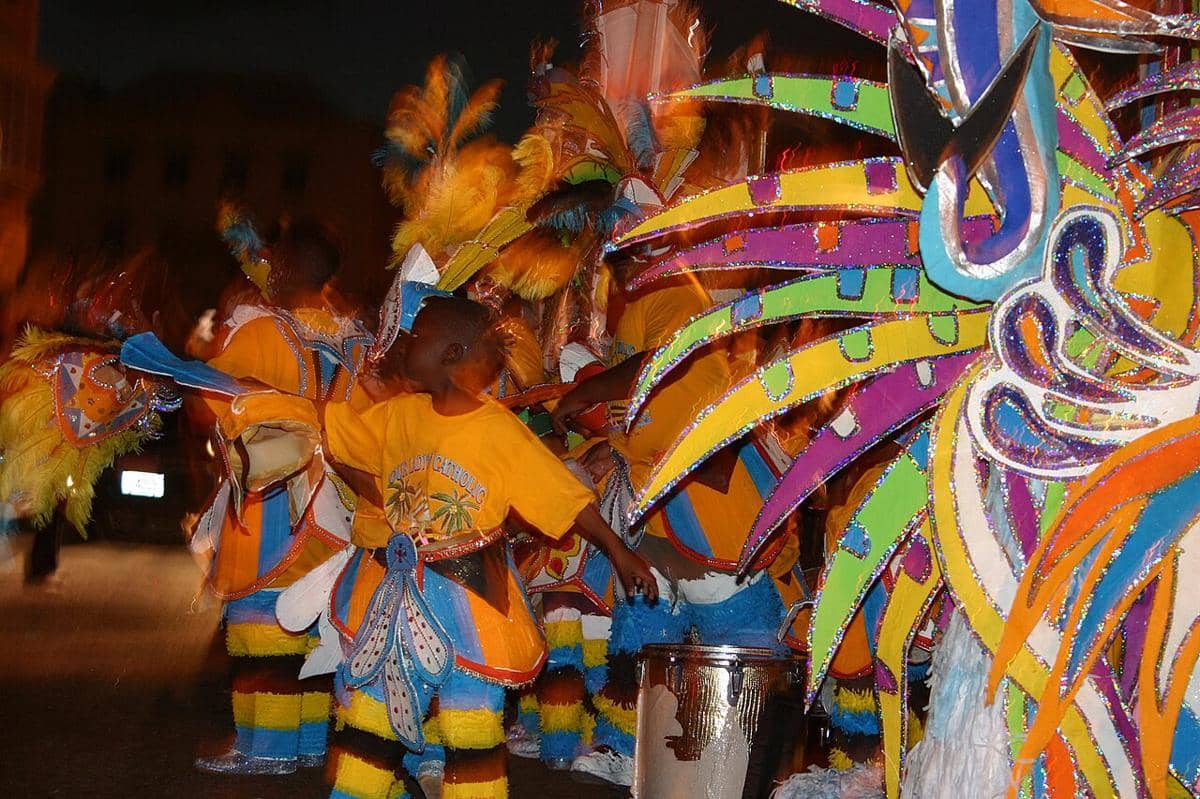 Festival Junkanoo, sebuah parade jalanan dan perayaan budaya yang dinamis dan berakar pada sejarah Afrika, yang diadakan di Nassau, Bahama