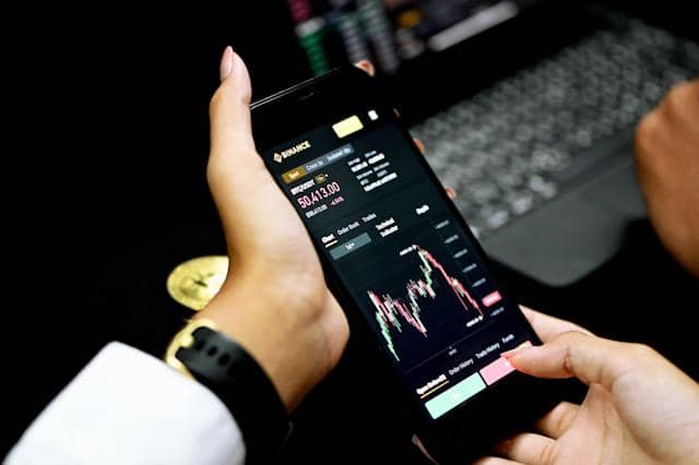 ilustrasi trading menggunakan smartphone