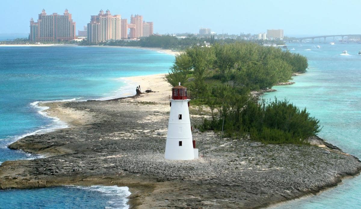 Mercusuar Pelabuhan Nassau (Nassau Harbour Lighthouse), yang terletak di ujung barat Pulau Paradise di Nassau, Bahama