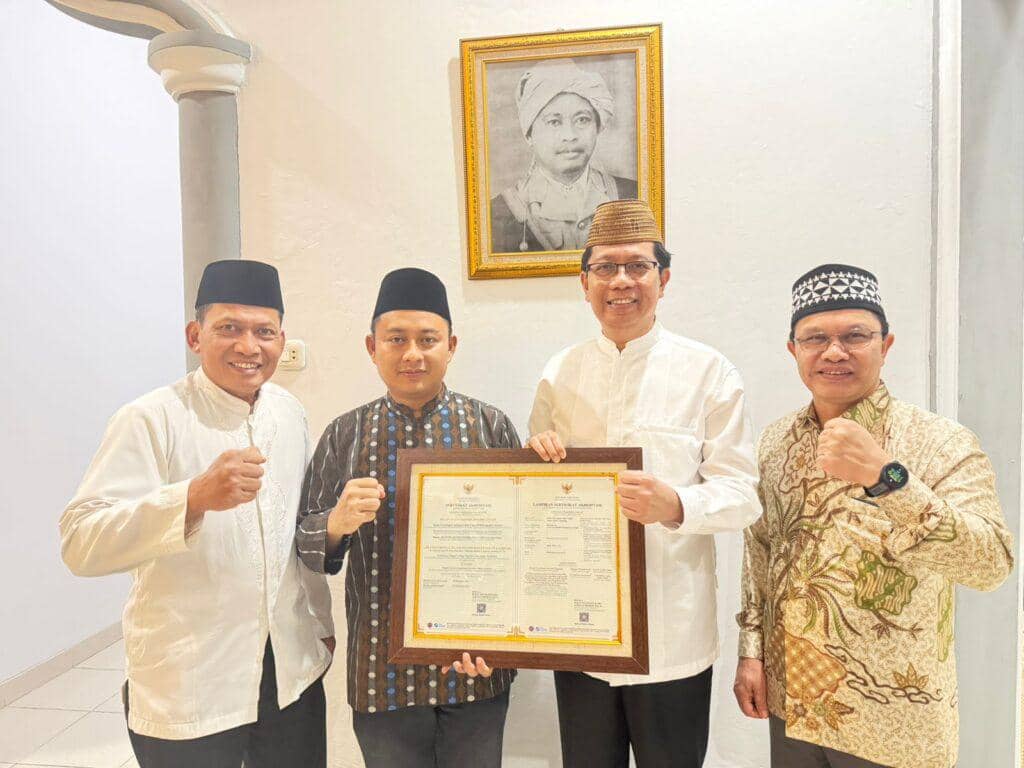 Kepala PKLH UIN RIL Serahkan Sertifikat Akreditasi ‘Utama’ LPH kepada Rektor, didampingi Kepala Biro AAKK dan Ketua LP2M UIN RIL