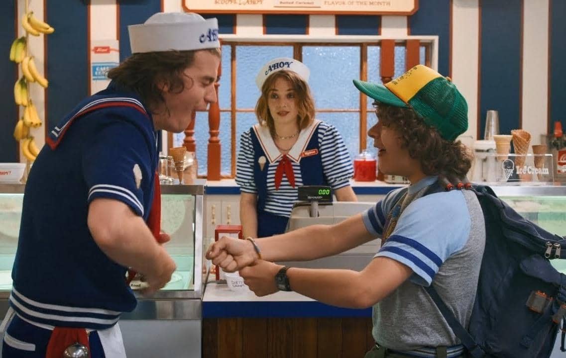 Steve Harrington dan Dustin dalam Stranger Things.