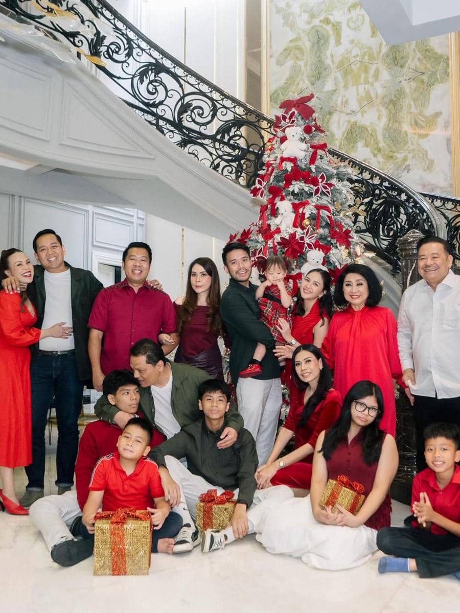Jessica Mila dan keluarga rayakan natal.