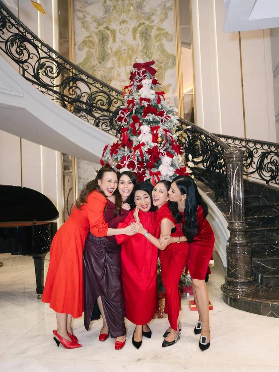 Jessica Mila dan keluarga rayakan natal.