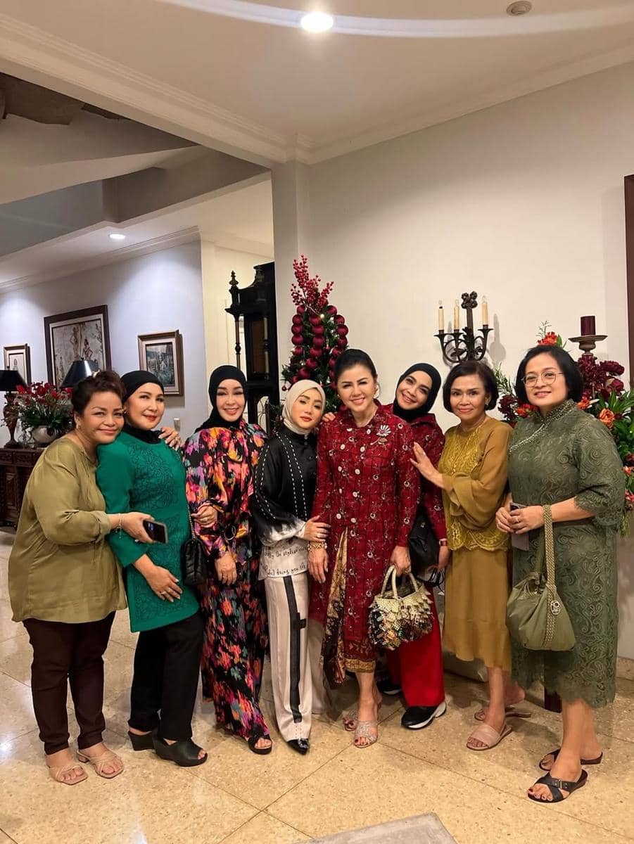 Rieta Amilia rayakan natal. 