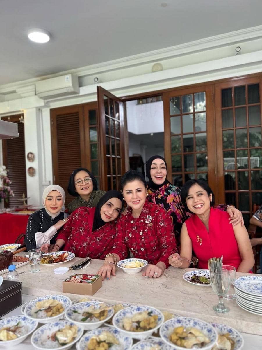 Rieta Amilia rayakan natal. 