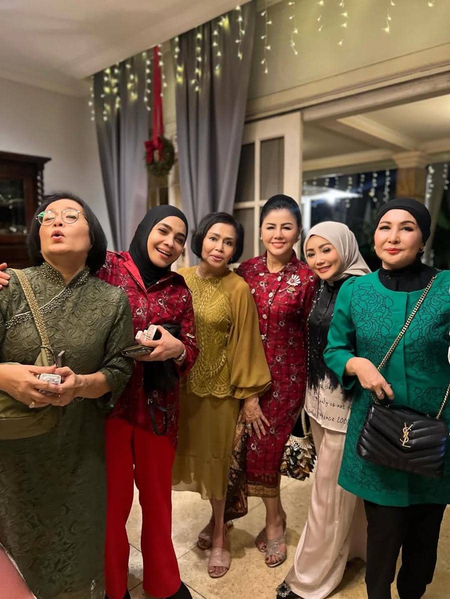 Rieta Amilia rayakan natal. 